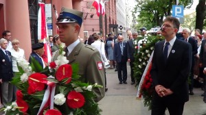 Złożenie kwiatów pod tablica upamiętniającą podpisanie rozkazu rozpoczęcia Powstania Warszawskiego fot.ŚWIECZAK
