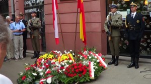 Złożenie kwiatów pod tablica upamiętniającą podpisanie rozkazu rozpoczęcia Powstania Warszawskiego fot.ŚWIECZAK