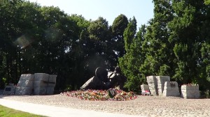Uroczystości przy pomniku „Polegli-Niepokonani” na Cmentarzu Powstańców Warszawy na Woli fot. ŚWIECZAK 