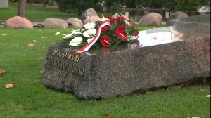 Premier Ewa Kopacz złożyła kwiaty na grobie ks.Jerzego Popiełuszki fot. ŚWIECZAK
