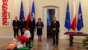 Prezydent RP Bronisław Komorowski Prezydent podpisał ustawę o Karcie Dużej Rodziny fot. ŚWIECZAK 