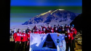 „Parlament na szczyt dla dzieci”-charytatywna wyprawa na szczyt Kilimandżaro fot. ŚWIECZAK