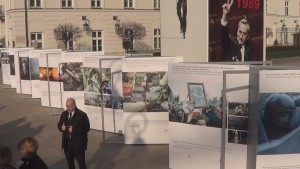 Otwarcie wystawy "Majdan" przed Pałacem Prezydenckim fot. ŚWIECZAK 