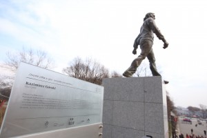 Pomnik Kazimierza Górskiego odsłonięty przed Stadionem Narodowym