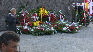 71. rocznica masakry mieszkańców Woli przy pomniku Pamięci 50 tysięcy Mieszkańców Woli Zamordowanych przez Niemców podczas Powstania Warszawskiego 1944 fot. ŚWIECZAK