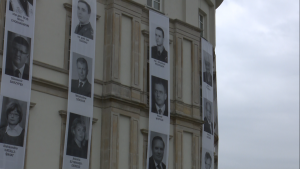 Zdjęcia 96 ofiar katastrofy smoleńskiej na elewacji gmachu Dowództwa Garnizonu Warszawa fot. ŚWIECZAK