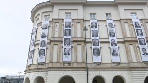 Zdjęcia 96 ofiar katastrofy smoleńskiej na elewacji gmachu Dowództwa Garnizonu Warszawa fot. ŚWIECZAK