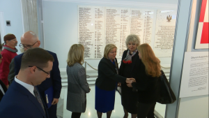 Wicemarszałek Senatu Maria Koc otworzyła wystawę „Ofiarom Katastrofy Smoleńskiej” fot. ŚWIECZAK