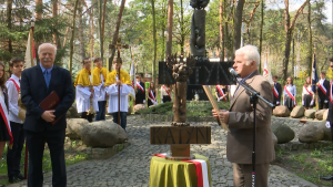Uroczystości pod pomnikiem "Katyń 1940" w Otwocku fot. ŚWIECZAK