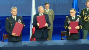 Szef MON podpisał ważne dokumenty podczas szczytu NATO fot. ŚWIECZAK