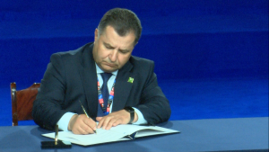 Szef MON podpisał ważne dokumenty podczas szczytu NATO fot. ŚWIECZAK