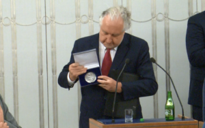 Medal senacki dla prezesa Andrzeja Rzeplińskiego fot. ŚWIECZAK