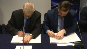 Uroczyste podpisanie umów o dofinansowanie z funduszy europejskich dla pięciu nowych inwestycji w sektorze transportu fot. ŚWIECZAK